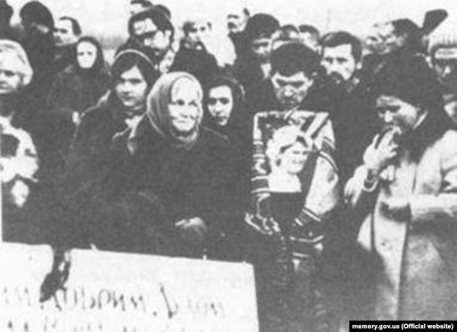 Василь Стус із портретом Алли Горської на її похоронах. 7 грудня 1970 року