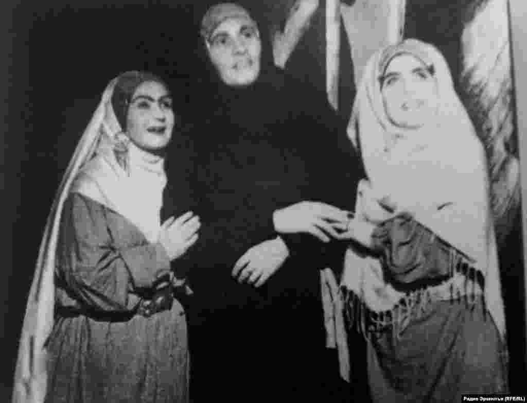 Сидрат Мажидова, Зайнаб Набиева ва ХIалимат Асильдерова. &laquo;Хочбар&raquo; спектаклялда. 1960 сон. 