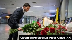 Украинскиот претседател Володимир Зеленски оддава почит на жртвите во авионската несреќа.