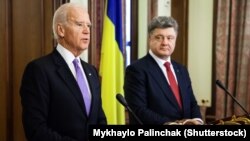 Віце-президент США Джозеф Байден (ліворуч) та президент України Петро Порошенко під час зустрічі в Києві, листопад 2014 року