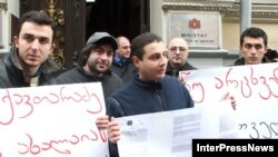 اعضای یک سازمان غیردولتی در گرجستان که در اعتراض به سیستم قضایی، با برپایی تظاهرات خواستار استعفای وزیر دادگستری شده اند.