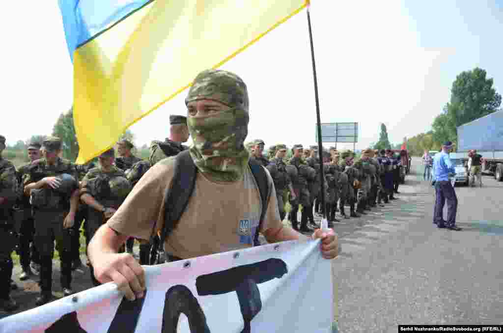 Активісти зібралися на в&#39;їзді до Борисполя, щоб не пропустити учасників хресної ходи УПЦ (МП) до міста Борисполя