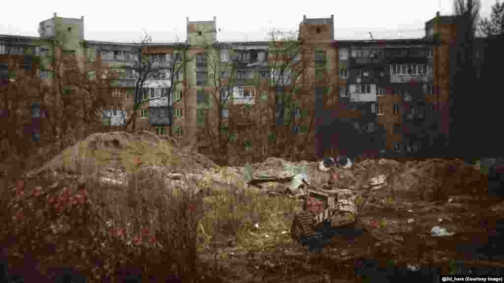 Робот ВАЛЛ-И в российском пригороде. Зубков говорит, что одна из целей проекта – привлечение внимания к социальным проблемам России