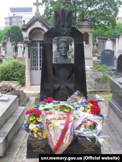 Могила Симона Петлюри на цвинтарі Монпарнас у Парижі