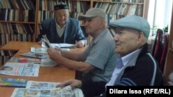 Кітапханада отырған зейнеткерлер (Көрнекі сурет).
