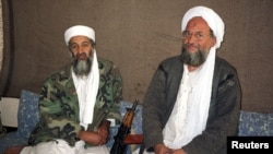 Айман аз-Завахири (справа) и Усама бин Ладен в 2001 году