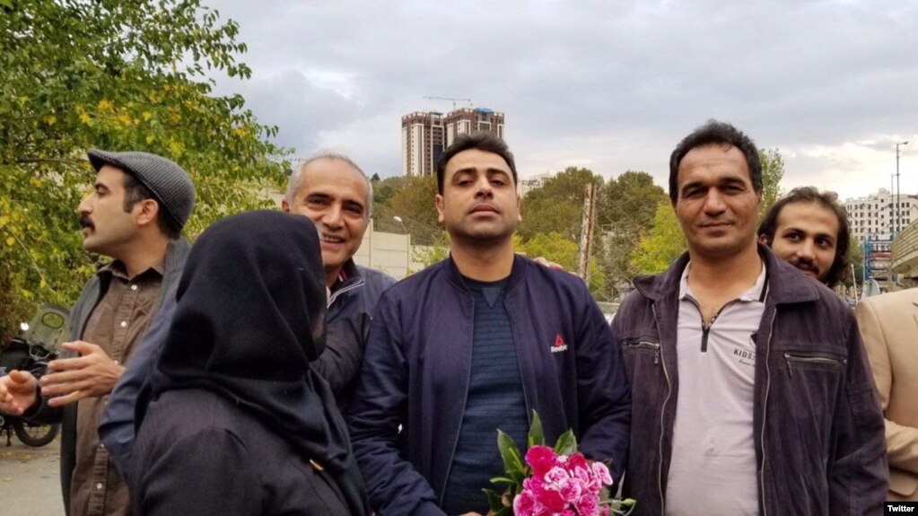 اسماعیل بخشی (نفر وسط) پس از آزادی از زندان همراه با چند تن از فعالان کارگری و مدنی.