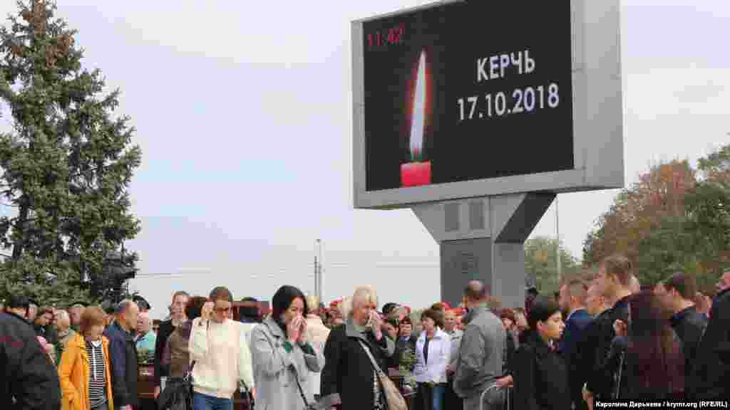 Официальная церемония прощания с погибшими в политехническом колледже прошла на центральной площади в Керчи 19 октября