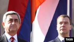 Russia's Dmitry Medvedev (right) has invited Armenia's Serzh Sarkisian (right) and Azerbaijan's Ilham Aliyev to meet in Moscow.