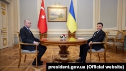Президент Турции Реджеп Эрдоган (слева) и президент Украины Владимир Зеленский (справа) в Киеве, архивное фото