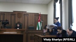 Представители гособвинения Надина Мукба и Эльвия Хазириши, сменяя друг друга, зачитали обвинительное заключение