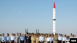 مهندسین پاکستانی در کنار یکی از موشک های گروه «حتف»