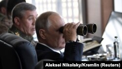 Prezident Vladimir Putin "Vostok-2018" hərbi təlimlərini izləyir.