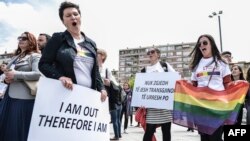 Foto nga marshi kundër homofobisë