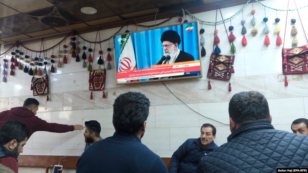 Disa qytetarë në Irak shikojnë lajmin për sulmin e Iranit ndaj dy bazave ushtarake amerikane në Irak.