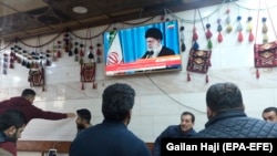 Disa qytetarë në Irak shikojnë lajmin për sulmin e Iranit ndaj dy bazave ushtarake amerikane në Irak.