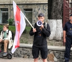 Громадський активіст Ян Мельников під час акції біля посольства Білорусі в Україні. Київ, 10 серпня 2020 року