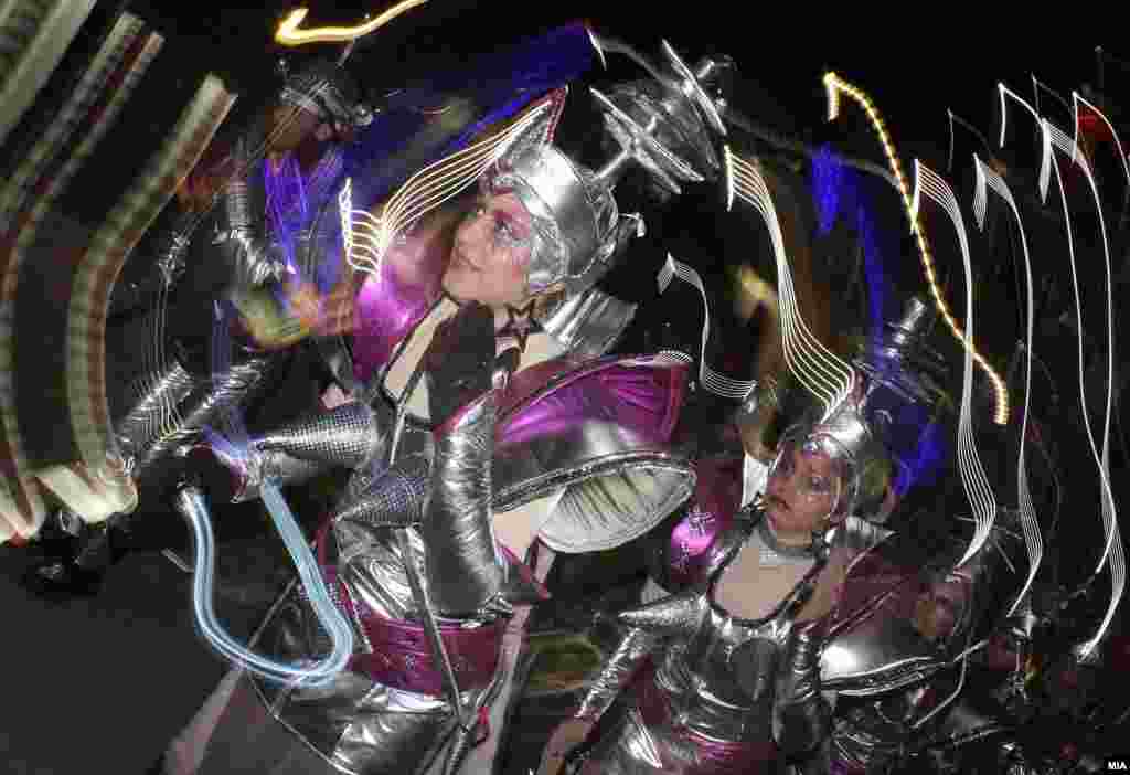 U Strumici je održan 5. dnevni festival pod maskama, tradicionalni "Strumički Karneval". Na otvaranju ovogodišnjeg festivala učestvovalo je više od 550 maskiranih lica. Foto: MIA - Makedonska informativna agencija
