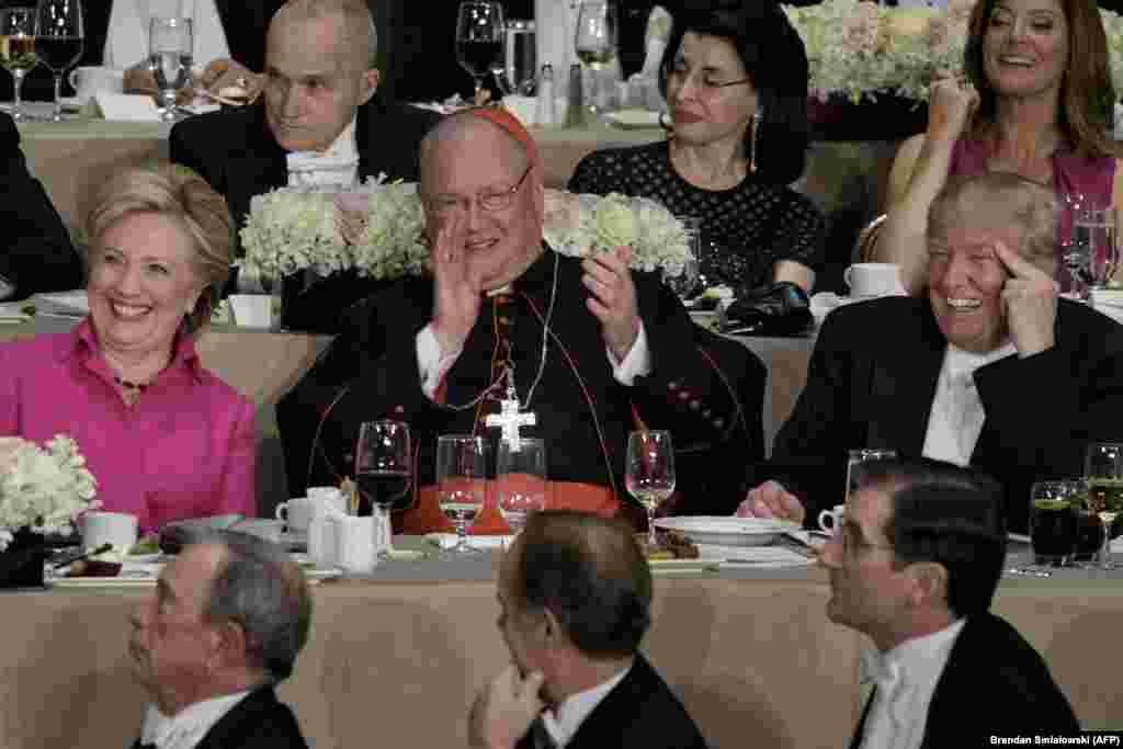 کلینتون در کنار اسقف اعظم نیویورک، تیموتی کاردینال دولان و ترامپ: شام بنیاد آلفرد اسمیت در &laquo;والدرف آستوریا&raquo;