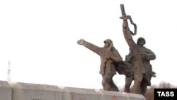Монумент советским воинам в Риге, 2005