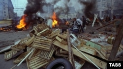 Демонстранти палять шини та ящики під час політичної кризи в Росії і протистояння між президентом Борисом Єльциним і російським парламентом. Москва, 3 жовтня 1993 року