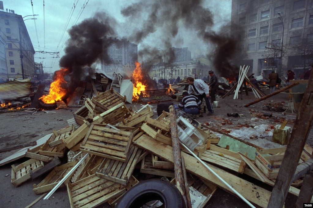 Dopo un lungo conflitto tra il Congresso dei deputati del popolo russo e il presidente Boris Eltsin, Eltsin sciolse la legislatura il 21 settembre 1993. I deputati si rifiutarono di lasciare il palazzo del parlamento e i loro sostenitori eressero barricate nelle strade.