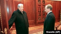 Барыс Ельцын і Ўладзімір Пуцін у Крамлі, 31 сьнежня 1999 году.
