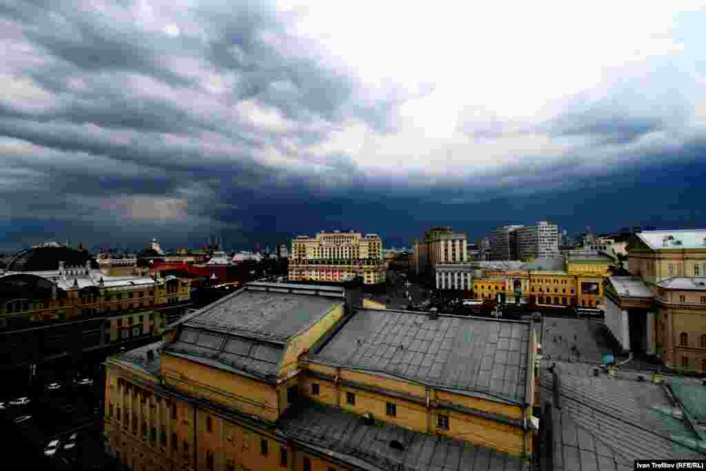 Летняя Москва. Перед грозой