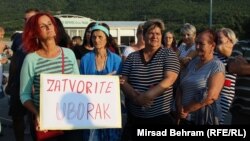 Nekoliko stotina građana naselja pored Mostara protestuje zbog nezatvaranja deponije smeća