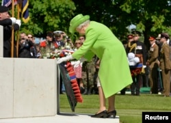 Королева Елизавета II на британском военном кладбище во Франции