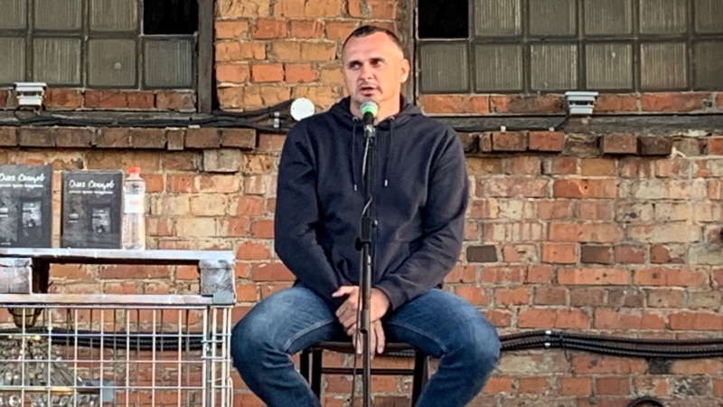 Сенцов во Львове презентовал двухтомник о голодовке и жизни в российской тюрьме