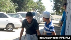 Aşgabat: Zähmet çekýän çagalar