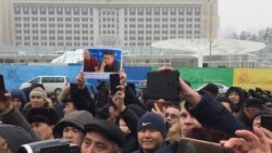 Люди у монумента Независимости в Алматы. 16 декабря 2019 года.