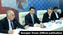 Бидзина Иванишвили (второй справа) на заседании парламентского большинства «Грузинской мечты», 13 ноября 2019 года