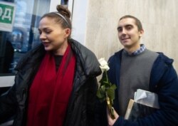 Володимир Ємельянов, який отримав 2 роки позбавлення волі умовно, залишає приміщення суду