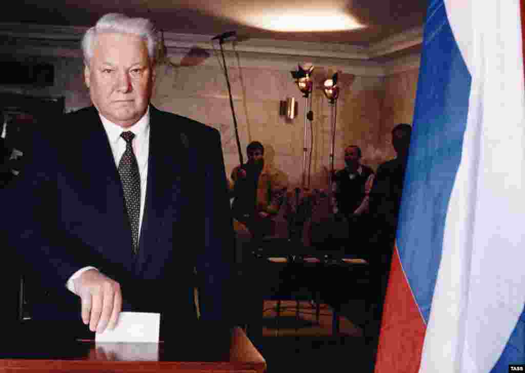 Boris Yeltsin casts his ballot in a run-off presidential election on July 3, 1996 (TASS) - Russia – 1996 presidential elections – President Boris Yeltsin casts his ballot, village of Barvikha near Moscow, 03Jul1996. Source: ITAR-TASS.