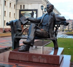 Пам'ятник письменнику Уласу Самчуку на Театральному майдані в місті Рівному