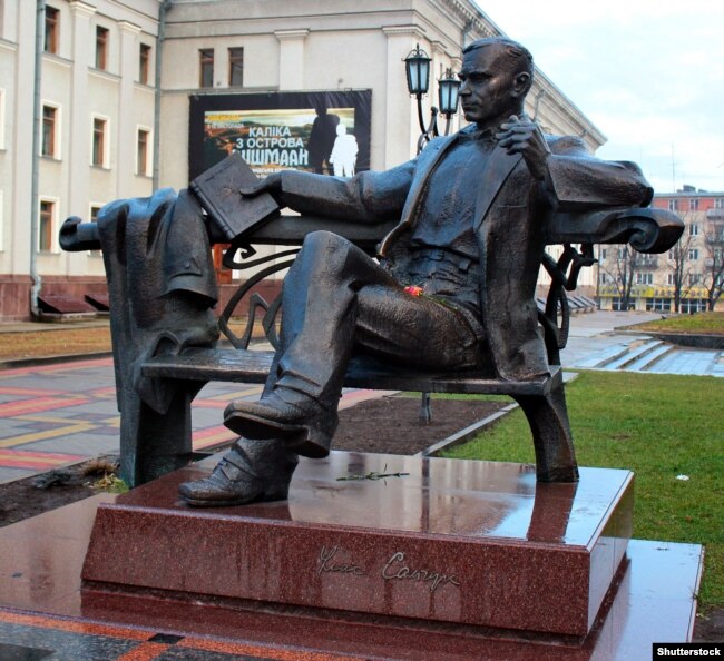 Пам'ятник письменнику Уласу Самчуку на Театральному майдані в місті Рівному