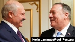 Американскиот државен секретар Мајк Помпе со претседателoт на Белорусија, Александар Лукашенкo.