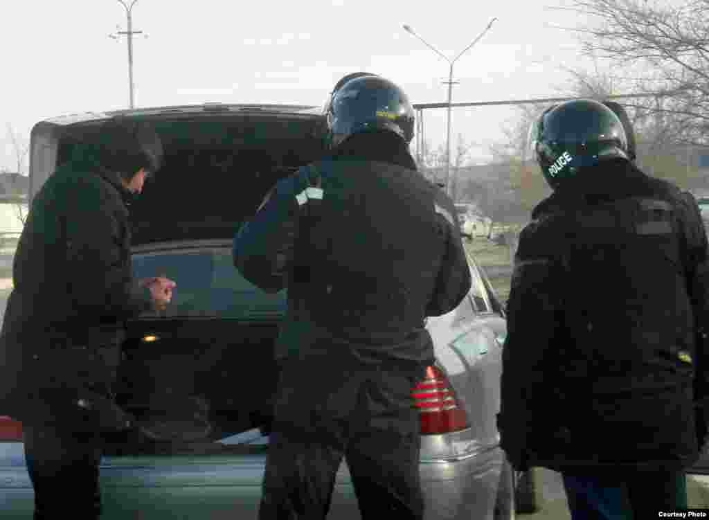 В Польше задержан свидетель событий в Жанаозене Меирман Шауенов. Он находился вместе со своей семьей в центре для беженцев в городе Згерж с начала 2012 года. На фото: Полицейские проводят досмотр машины. Жанаозен, 19 декабря 2011 года.