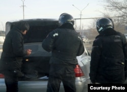 Полицейские проводят досмотр машины. Жанаозен, 19 декабря 2011 года. Фото Елены Костюченко, корреспондента "Новой газеты".