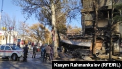 У места, где произошел пожар. Бишкек, 8 ноября 2019 года.