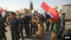 İraq, Mosul şəhəri. Polislər Mosulun azadlığını bayram edir