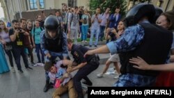 Під час розгону акції протесту в Москві 27 липня 2019 року. Їх б’ють, вони у відповідь фотографують