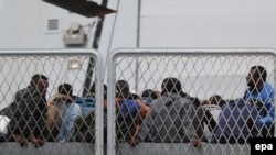 آرشیف، حدود شش صد مهاجر در یک کشتی نیروهای دریایی ایتالیا، ۶ می ۲۰۱۵