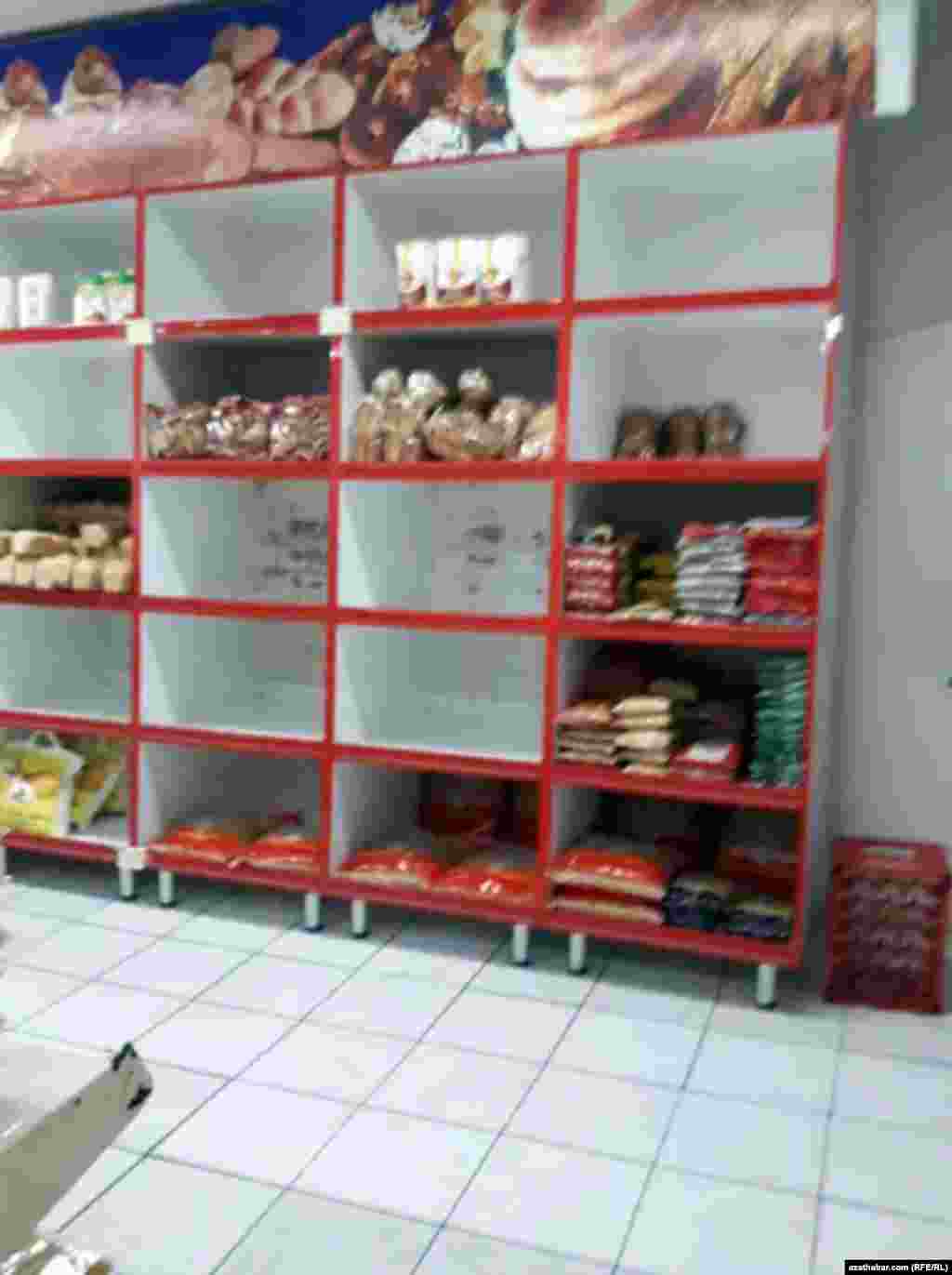 Прилавок продуктового магазина в столичном микрорайоне Мир, Ашхабад 