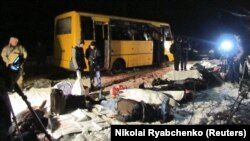 Следователи работают на месте обстрела пассажирского автобуса у города Волноваха в Донецкой области, 13 января 2015 года