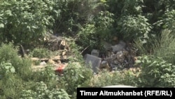 Яма с мусором во дворе дома в районе Алюминстрой в Павлодаре. 2 августа 2016 года.