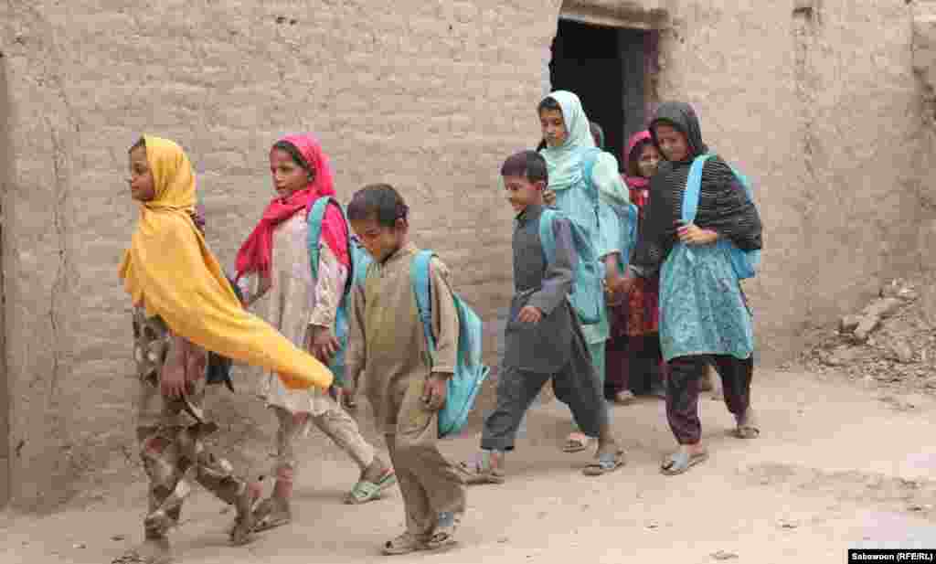 افغانستان: د جلال اباد ښار کې څندو کې ماشومان د خپل ښوونځي کې سبق وايي.