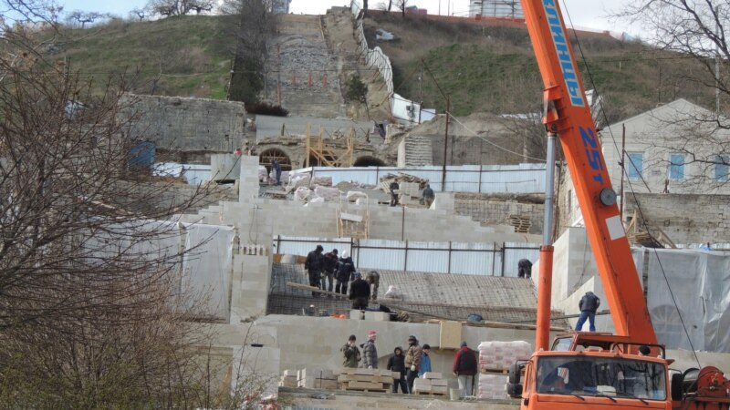 Успеть к майским: как проходит реконструкция Митридатской лестницы в Керчи